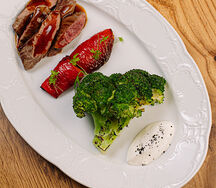 Вырезка ягненка, брокколи, печеный перец