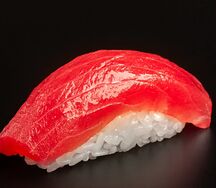 Суши с тунцом