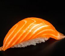 Суши с лососем