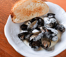 Живые мидии в соусе на выбор