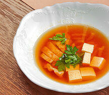 Куриное консоме с обжаренным цыпленком