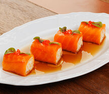 Рулетики из лосося