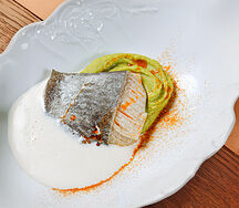 Запечённое филе черной трески с обжаренной спаржей