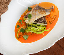 Дорадо со спагетти из цукини и овощным кремом 