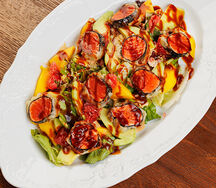 Салат с татаки из лосося