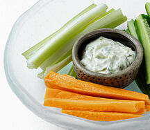 Сельдерей, морковь и огурец с соусом тартар
