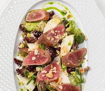 Микс салатов с подкопчённой утиной грудкой