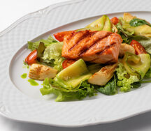 Стейк из лосося на угольном гриле в стиле тальята