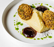 Котлета из мраморной говядины с картофельным пюре и брусничным соусом	