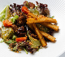 Говядина с соусом черный перец и картофельным гратеном фри