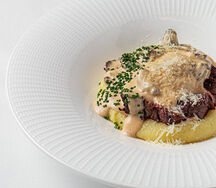 Нежное филе говядины с обжаренными белыми грибами