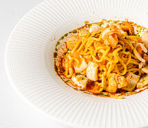 Паста с креветками, гребешком, командорским кальмаром в соусе пронто