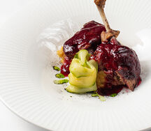 Томлёная утиная ножка конфи с пюре из сельдерея