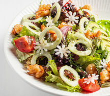 Микс салатов с обжаренными тигровыми креветками
