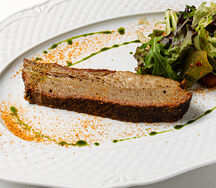 Брискет, томленный 12 часов в дровяном смокере