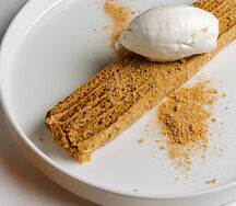 Медовик с воздушным кремом из вареной сгущенки и соли