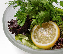 Микс салатов со свежей зеленью и лимоном