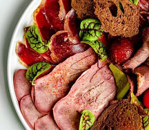 Ассорти мясных деликатесов