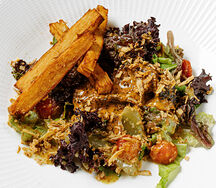 Микс салатов с брискетом, приготовленным в смокере