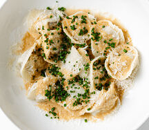 Пельмени из мраморной говядины со сливочным соусом