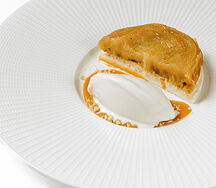 Яблочный пирог Тарт татен с соусом из карамели