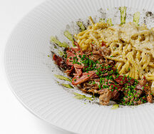 Спагетти ручной работы с рваной говядиной из смокера с трюфельным соусом