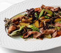 Листья салата с пастрами из мраморной говядины на трюфельном креме