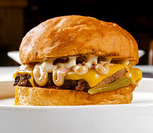 Брискет-бургер с сыром чеддер