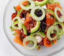 Микс салатов со слабосоленым лососем