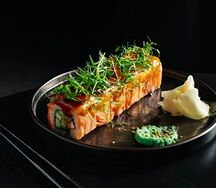 Краб, опаленный лосось, авокадо 