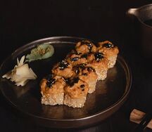 Запеченный тунец с авокадо и унаги