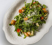 Инсалата ди руккола с обжаренными креветками