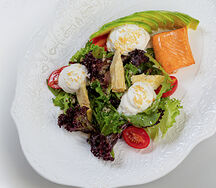 Стейк-салат с мурманским лососем