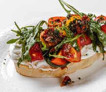 Брускетта со сливочным сыром страчателла