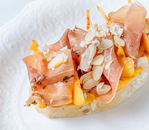 Брускетта с прошутто