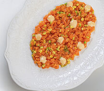 Большая порция тартара из лосося