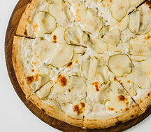 Пицца с грушей и горгонзолой