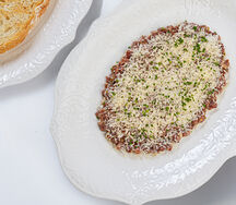 Большая порция тартара из телятины