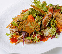 Салат с томлёной уткой конфи