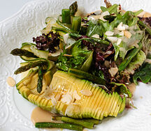 Зелёный салат со спаржей, хрустящим цукини, маслянистым авокадо