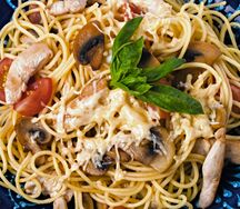 Паста с курицей и грибами