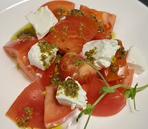 Томаты с сыром под соусом песто 