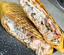 Стандартная шаурма с курицей в сырном лаваше