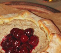 Хачапури по-аджарски с арахисовым кремом и вишней 