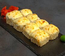 Запеченный чесночный ролл с крабом