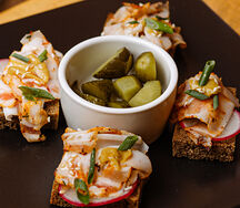 Бородинский хлеб с салом и огурцом