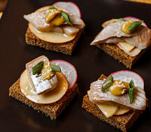 Бородинский хлеб с селедочкой и яблоком