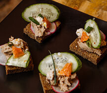 Бородинский хлеб с паштетом и апельсином