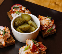 Бородинский хлеб с грудинкой и огурцом