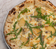 Пицца Четыре сыра и медовая груша